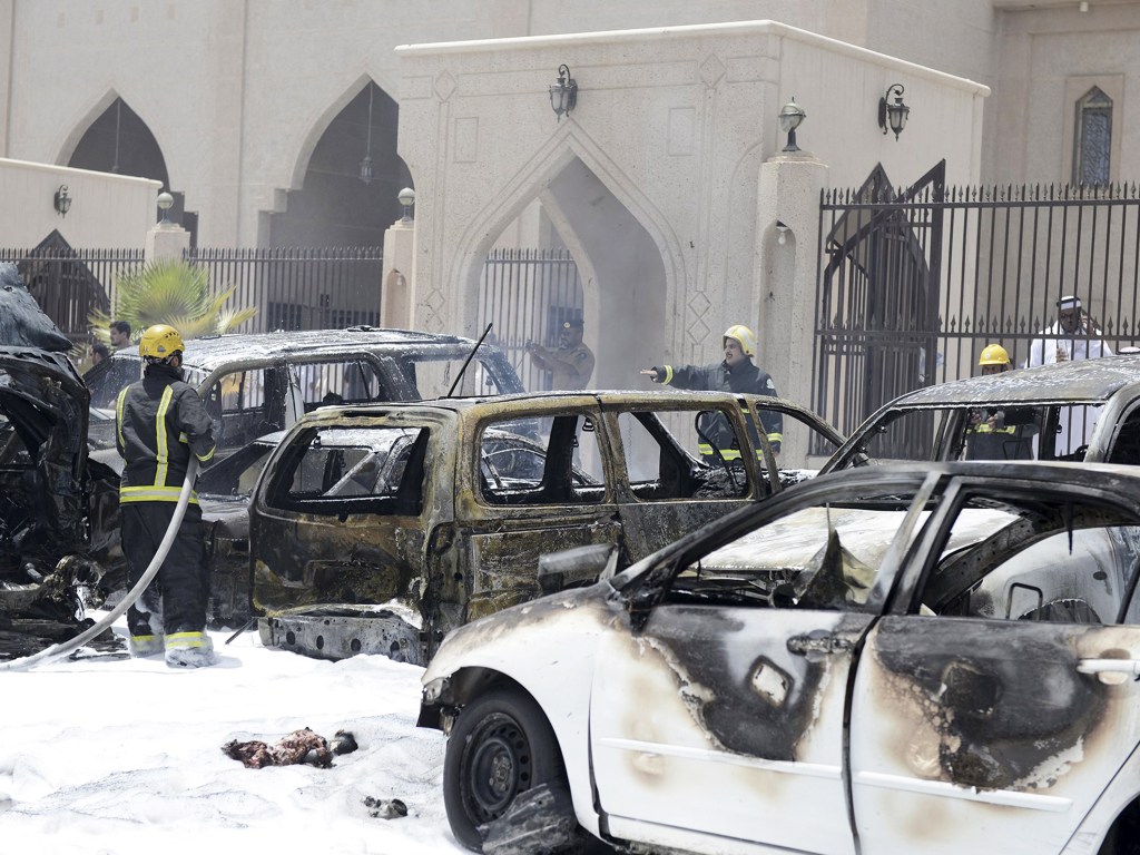 Bombeiros trabalham no local onde um carro-bomba explodiu próximo a uma mesquita na Arábia Saudita