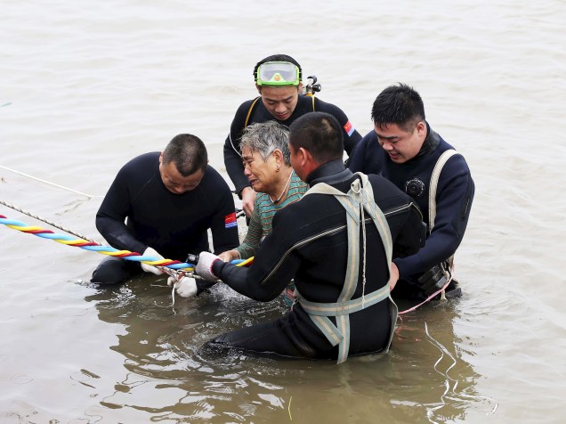 Equipe de resgate retira mulher do rio Yangtze após sobreviver ao naufrágio do navio Estrela do Oriente, em Jianli, na China - 02/06/2015