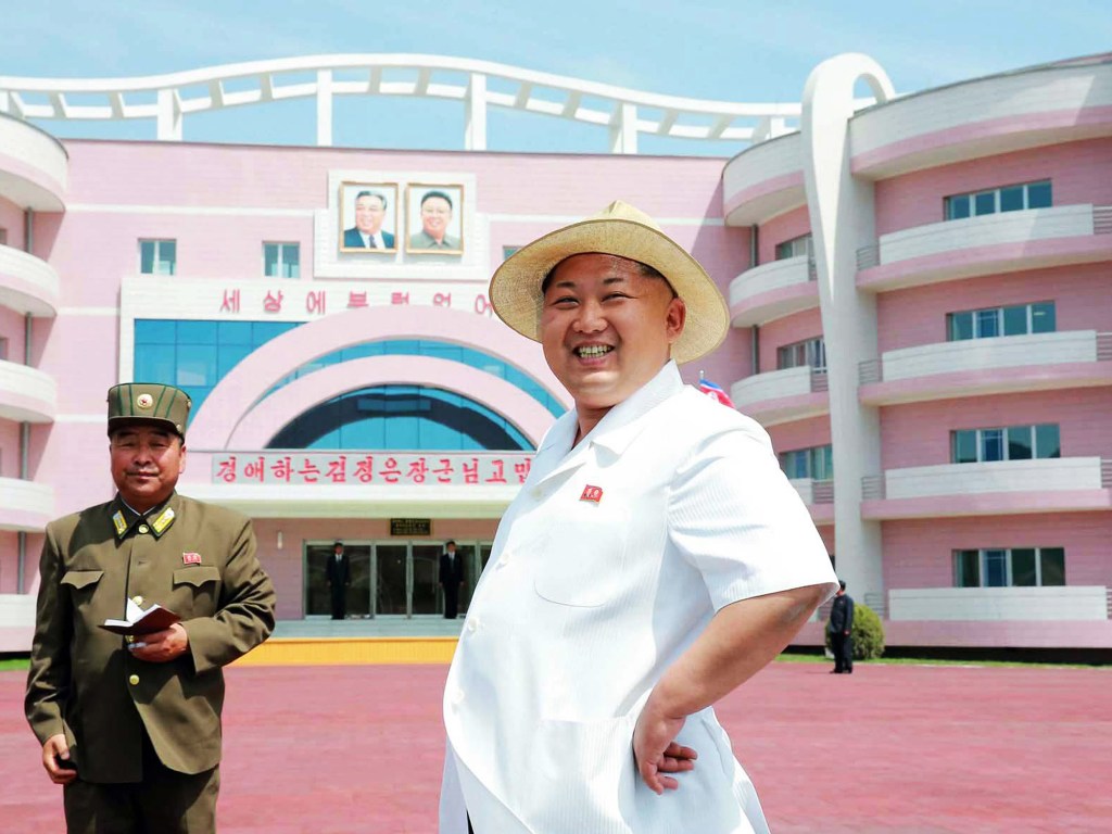 Imagem divulgada pelo governo da Coreia do Norte mostra o ditador Kim Jong-Un durante inspeção em um orfanato em Wonsan, na província de Kangwon