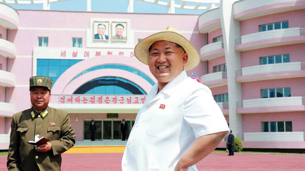 Imagem divulgada pelo governo da Coreia do Norte mostra o ditador Kim Jong-Un durante inspeção em um orfanato em Wonsan, na província de Kangwon