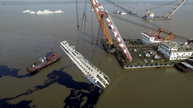 Equipe de resgate trabalha para erguer o navio Estrela do Oriente que naufragou em Jianli, na China - 05/06/2015