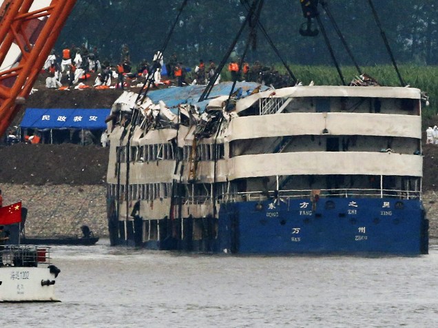 Com o auxílio de dois guindastes de 500 toneladas cada um, autoridades da China conseguiram desvirar na manhã desta sexta-feira (5), o navio Estrela do Oriente, que naufragou no rio Yangtze na noite de segunda-feira (1º)