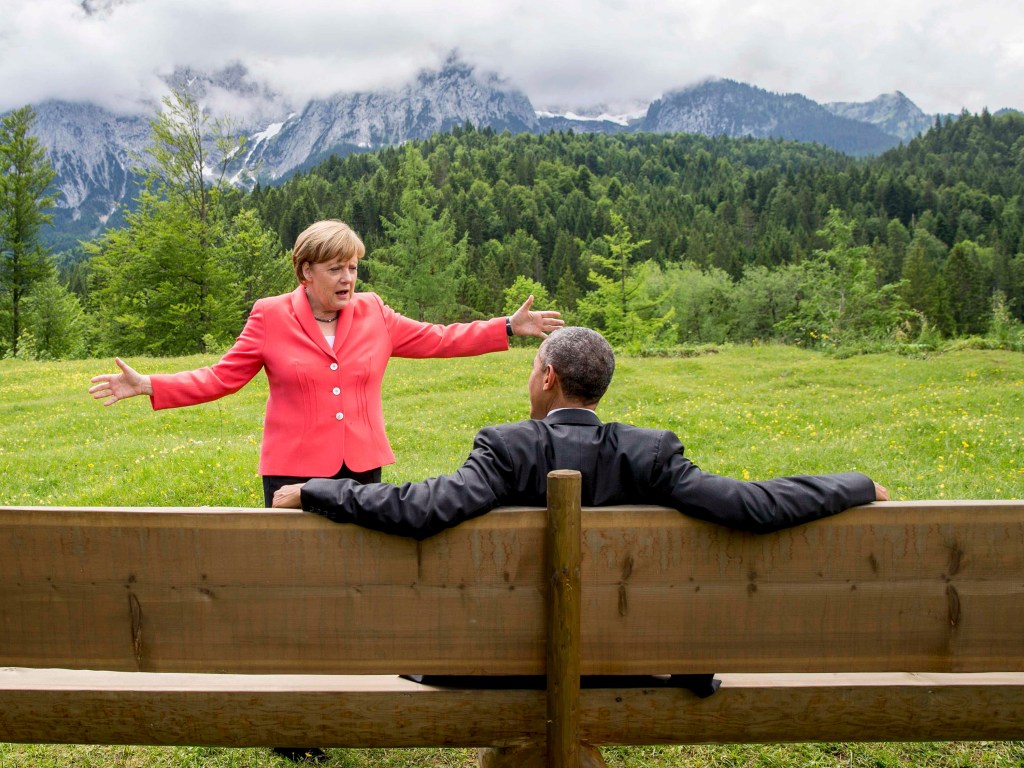 Angela Merkel, conversa com o presidente norte-americano, Barack Obama, do lado de fora do castelo de Elmau, Alemanha, durante as reuniões do G7 - 08/06/2015