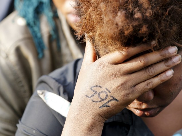 Número de identificação escrito na mão de uma mulher que desembarcou no porto de Catania, Itália