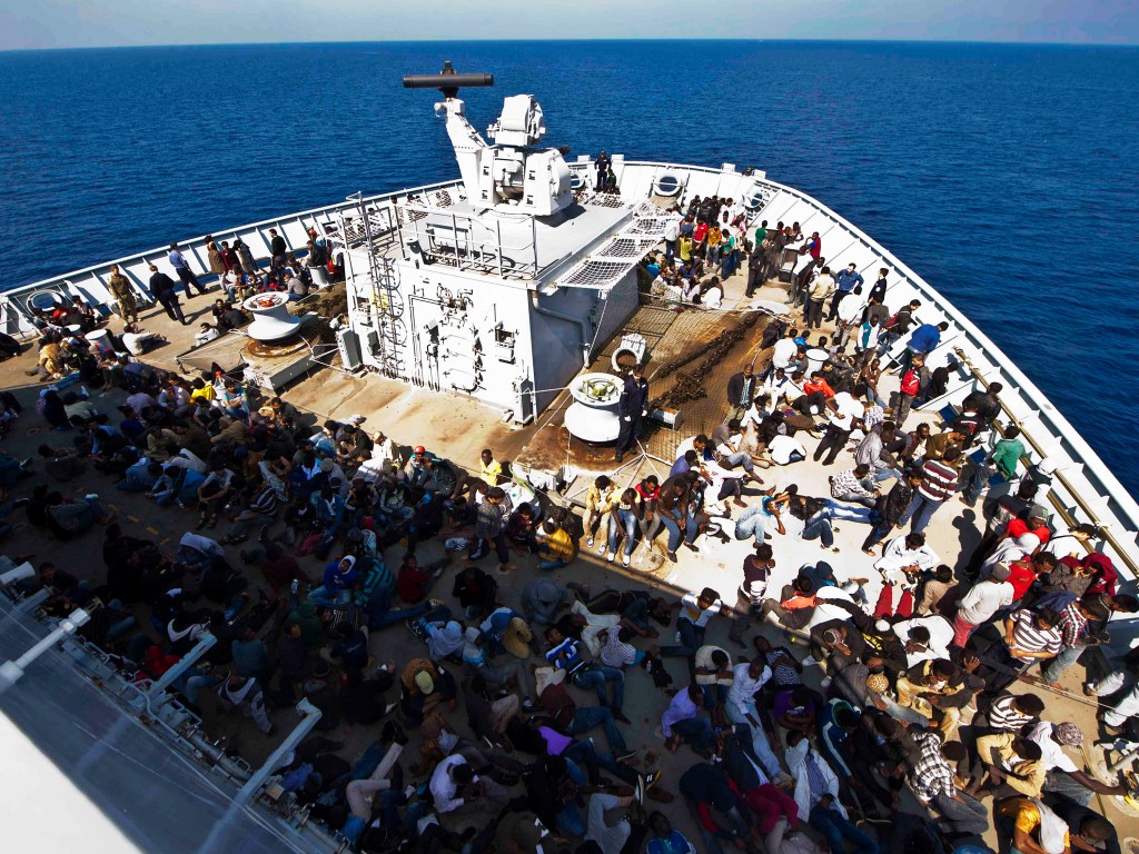 Imigrantes são transportados por um navio da Marinha Real Britânica após serem resgatados no Mar Mediterrâneo - 07/06/2015