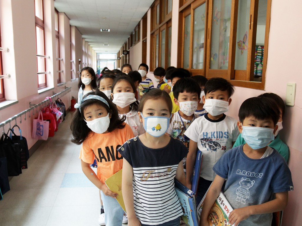 Em Seul, Coreia do Sul, estudantes usam máscaras para se prevenir do vírus MERS - 09/06/2015