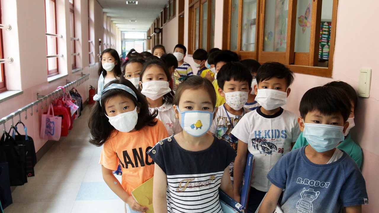 Em Seul, Coreia do Sul, estudantes usam máscaras para se prevenir do vírus MERS - 09/06/2015
