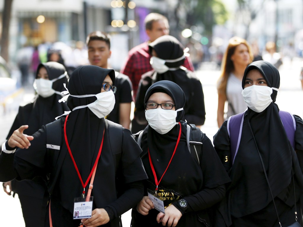 Durante passeio no centro de Seul, na Coreia do Sul, turistas usam máscaras para se prevenir do vírus MERS - 10/06/2015