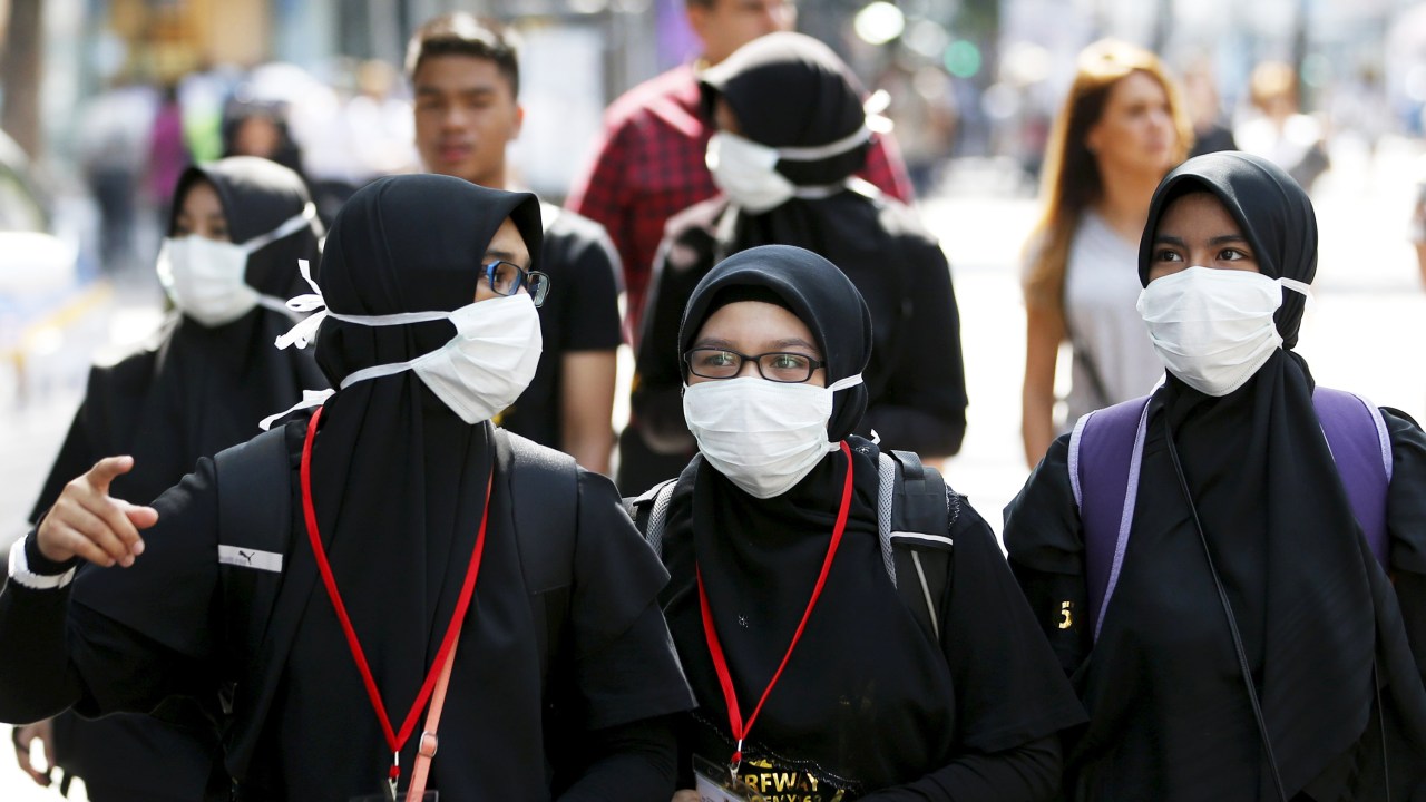Durante passeio no centro de Seul, na Coreia do Sul, turistas usam máscaras para se prevenir do vírus MERS - 10/06/2015