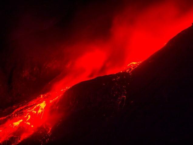 <p>Lava derretida do vulcão Monte Sinabung é vista a partir de uma aldeia próxima ao distrito de Karo, na província de Sumatra do Norte, na Indonésia. Milhares de aldeões tiveram de deixar suas casas - 16/06/2015</p>