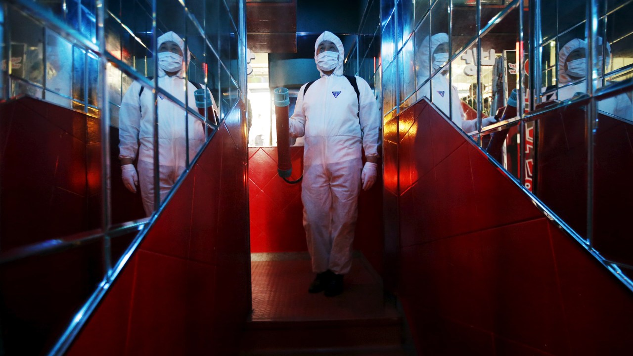 Trabalhador usa um equipamento de proteção completo para desinfectar o interior de um estabelecimento de karaokê em Seul, Coreia do Sul, como prevenção contra o vírus MERS - 16/06/2015