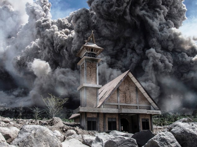 <p>Cinzas do Monte Sinabung preenchem o céu sobre uma igreja abandonada durante nova erupção em Karo, Indonésia - 19/06/2015</p>