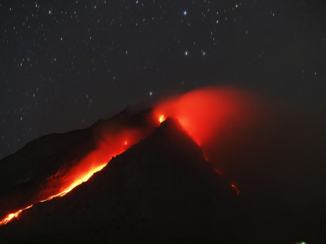 <p>Monte Sinabung expele lava em foto tirada a partir de uma aldeia vazia em Karo, província de Sumatra do Norte, na Indonésia - 22/06/2015</p>