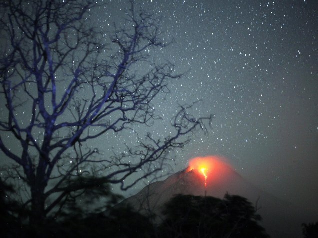 <p>Lava derretida do vulcão Monte Sinabung é vista a partir de uma aldeia próxima ao distrito de Karo, na província de Sumatra do Norte, na Indonésia. Milhares de aldeões tiveram de deixar suas casas - 23/06/2015</p>