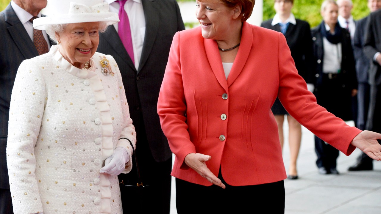A chanceler alemã, Angela Merkel, recebe a rainha Elizabeth II durante visita em Berlim, na Alemanha - 24/06/2015