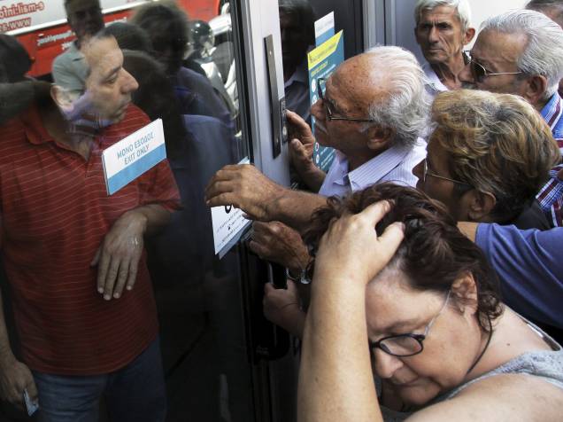 Pensionistas são vistos em frente a agência fechada do Banco Nacional da Grécia, na esperança de receberem seus benefícios - 29/06/2015