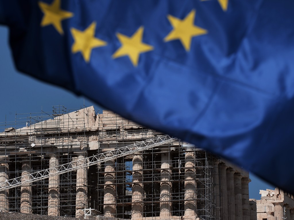 O Partenon visto atrás da bandeira da União Europeia em Atenas, na Grécia