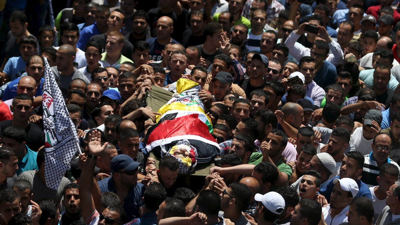 Pessoas carregam o corpo do jovem palestino Mohammed Sami al-Ksbeh, 17 anos, durante seu funeral em um campo de refugiados em Qalandiya, próximo à cidade de Ramallah, Cisjordânia. O jovem foi morto por um oficial israelense enquanto jogava pedras em um veículo do exército - 03/07/2015