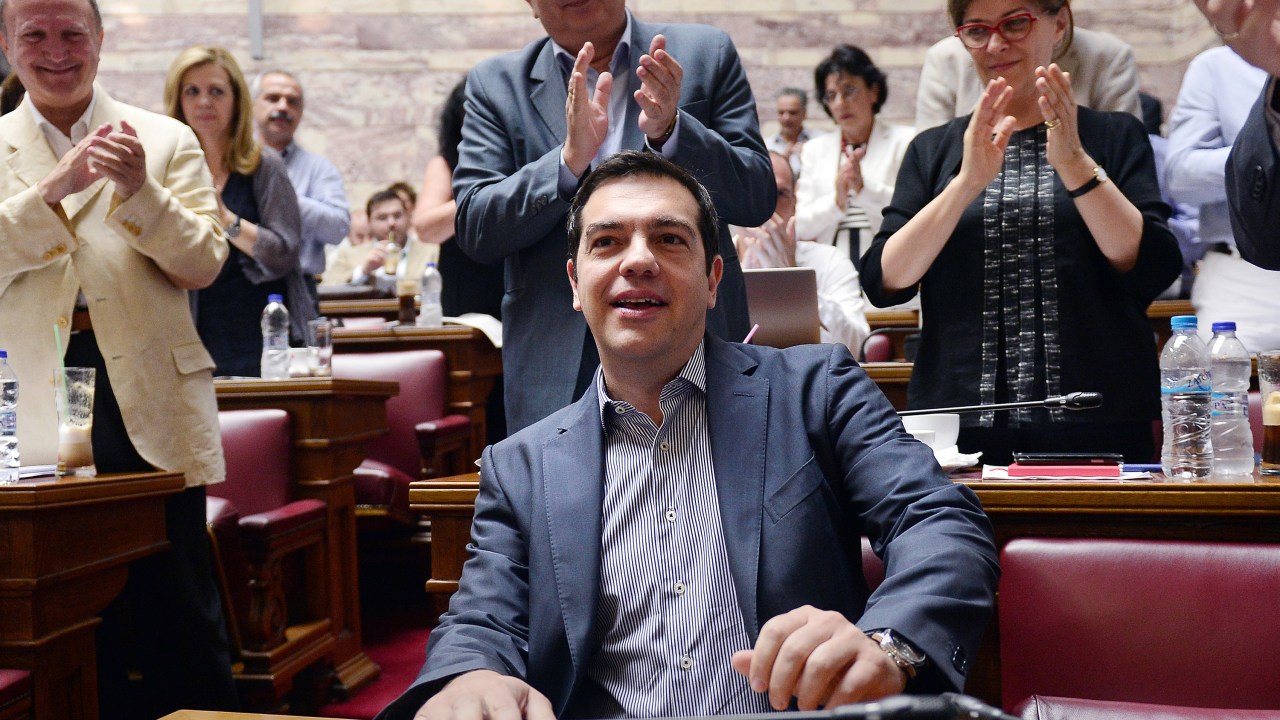 O primeiro-ministro grego, Alexis Tsipras, é aplaudido por legisladores antes de encontro no parlamento Grego, em Atenas, para votar o apoio ao plano de reforma que o governo enviou aos credores - 10/07/2015