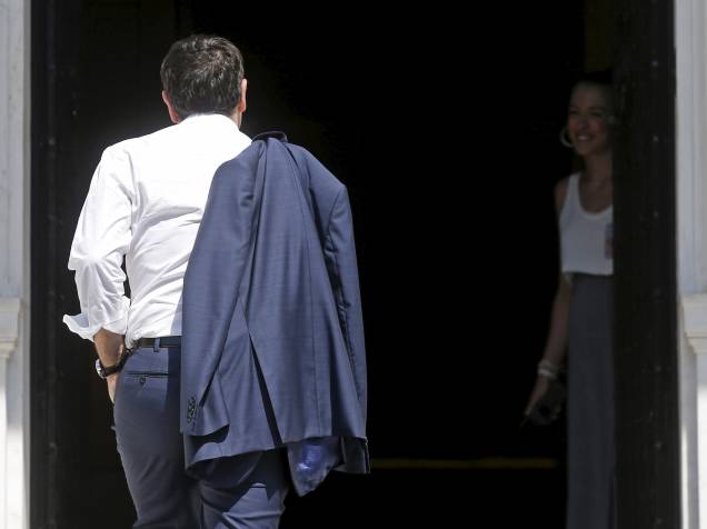 O primeiro-ministro grego Alexis Tsipras chega em seu escritório em Atenas, Grécia. Líderes da zona do euro concordaram em um novo acordo financeiro para ajudar a Grécia, mas Atenas deve realizar reformas antes de começar a falar sobre o pacote