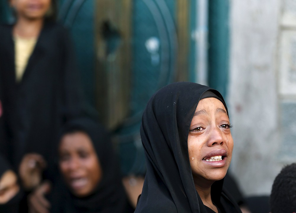 Menina chora após um bombardeio, comandado pela Arábia Saudita, matar seu pai em Sanaa, capital do Iêmen - 13/07/2015