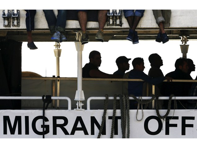 Imigrantes esperam para desembarcar no porto siciliano de Messina, na Itália - 15/07/2015