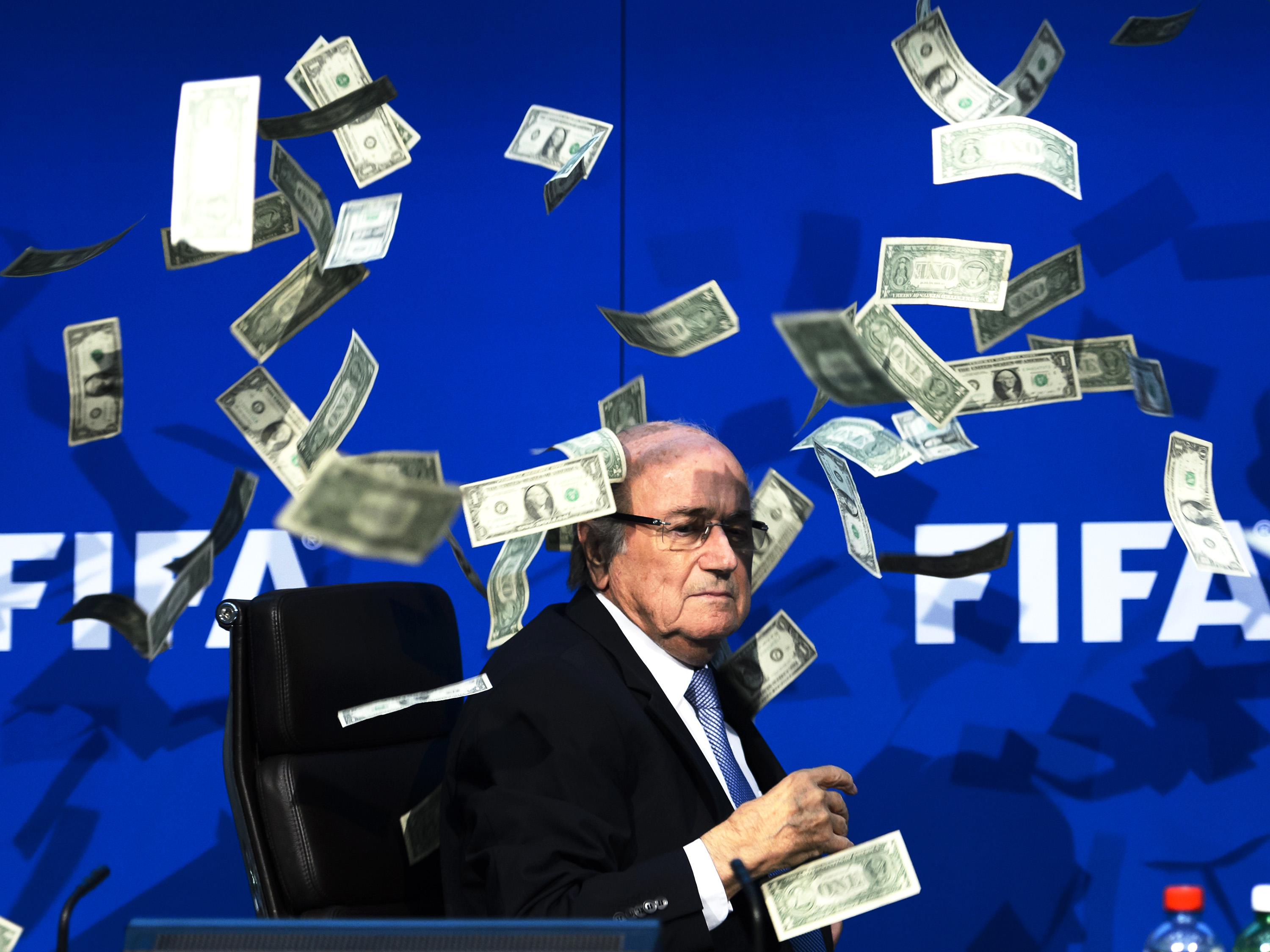 Notas são jogadas em Joseph Blatter durante sua chegada para uma entrevista coletiva Zurique, na Suíça. O ato foi feito pelo comediante britânico conhecido como Lee Nelson - 20/07/2015