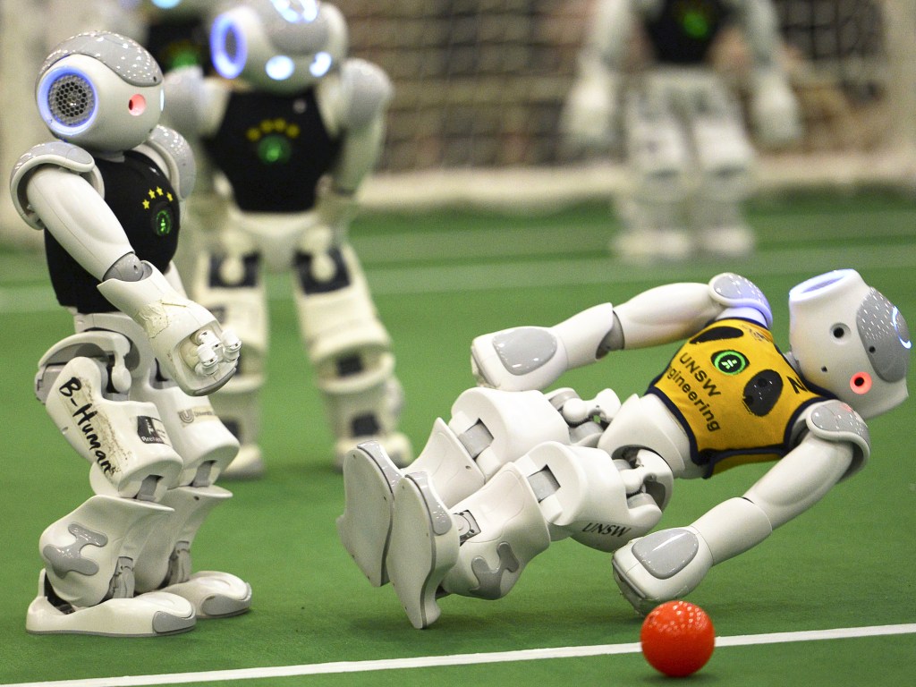 O robô humanóide cai durante as finais da Robocup 2015 em Hefei, China. A Robocup, ou 'Copa do Mundo de Futebol de Robôs', é uma competição internacional anual de robótica - 22/07/2015