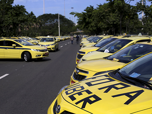 Protesto contra o aplicativo Uber no Aterro do Flamengo, no Rio de Janeiro. O aplicativo conecta motoristas autônomos e usuários em busca de transporte e é considerado uma concorrência desleal pelos taxistas
