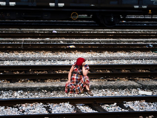 Síria grávida descansa nos trilhos de uma ferrovia na cidade de Gevgelija, na fronteira da Macedônia com a Grécia, antes de tentar embarcar em um trem para a Sérvia - 28/07/2015