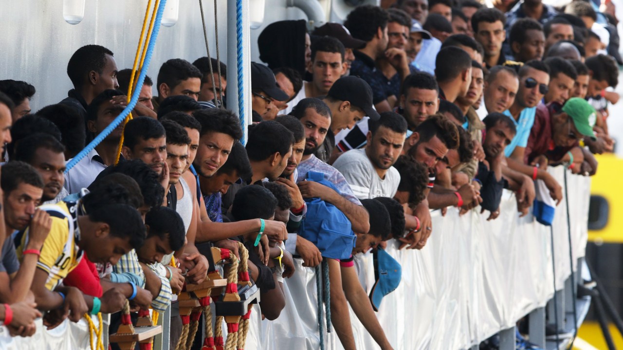 Imigrantes esperam para desembarcar no porto siciliano de Messina, na Itália - 29/07/2015