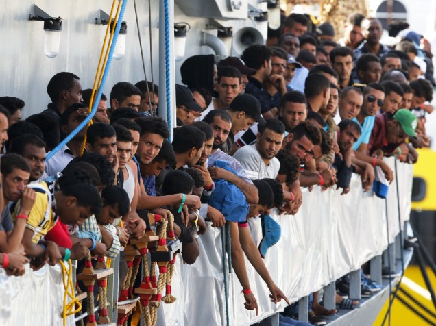 Imigrantes esperam para desembarcar no porto siciliano de Messina, na Itália - 29/07/2015