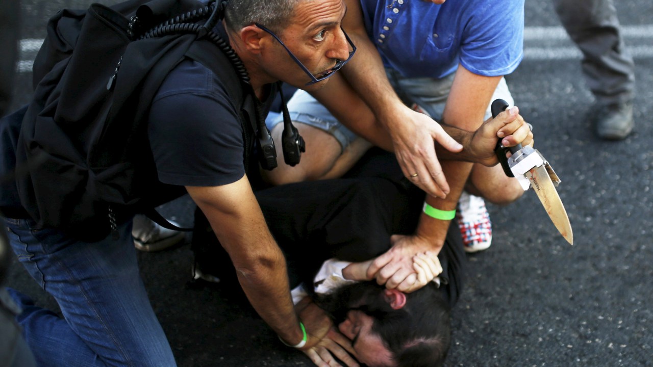 Judeu ultraortodoxo é detido após esfaquear seis pessoas durante a Parada do Orgulho Gay em Jerusalém, Israel - 30/07/2015