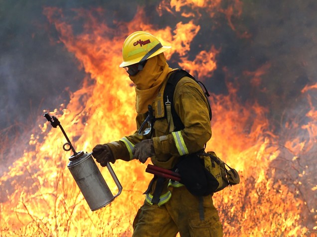 Bombeiro se afasta das chamas durante operação para apagar a sequência de incêndios apelidada de "Rocky Fire", próximo a Clearlake, Califórnia. Cerca de 3,000 bombeiros enfrentam as chamas que já forçaram a evacuação de 12,000 residentes - 03/08/2015