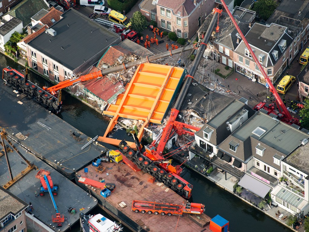 Dois guindastes caídos são vistos em Alphen aan de Rijn, na Holanda. Os guindastes, usados para içar parte de uma ponte, desabaram ferindo pelo menos 20 pessoas