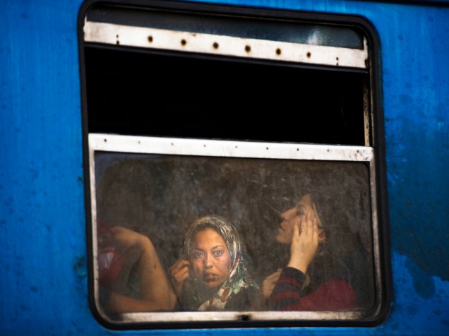 Imigrante olha pela janela de um trem na estação de Gevgelija, fronteira com a Macedônia - 05/08/2015