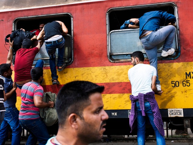 Na fronteira da Macedônia com a Grécia, imigrantes tentam embarcar em um trem a caminho da Sérvia - 07/08/2015