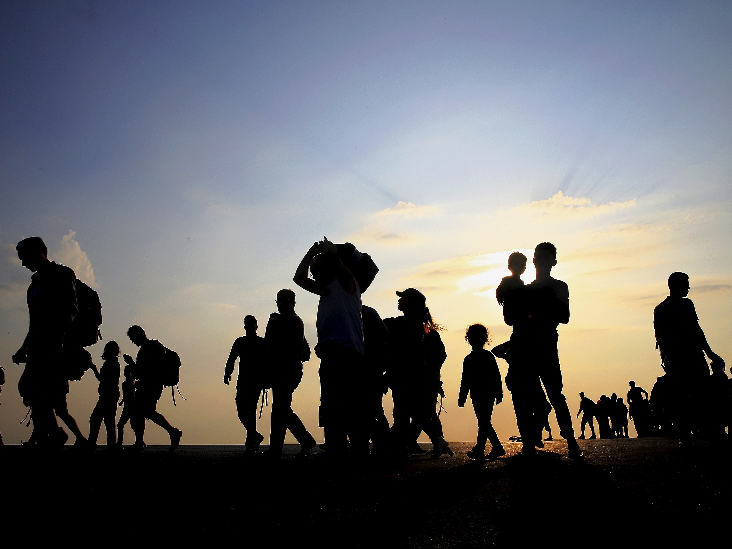 Cerca de sessenta refugiados sírios foram resgatados por um navio da Guarda Costeira italiana próximo à ilha de Kos, na Grécia - 10/08/2015
