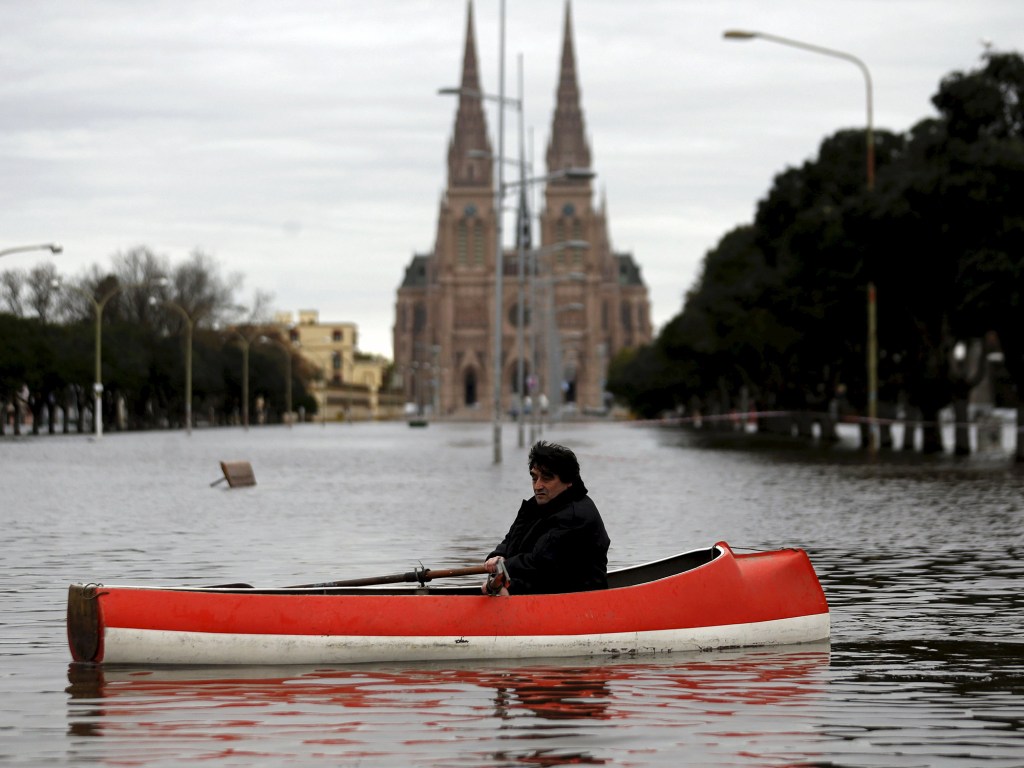 Milhares de pessoas foram evacuadas após chuvas torrenciais do último fim de semana terem elevado o nível dos rios e inudado cidades na província de Buenos Aires, na Argentinas