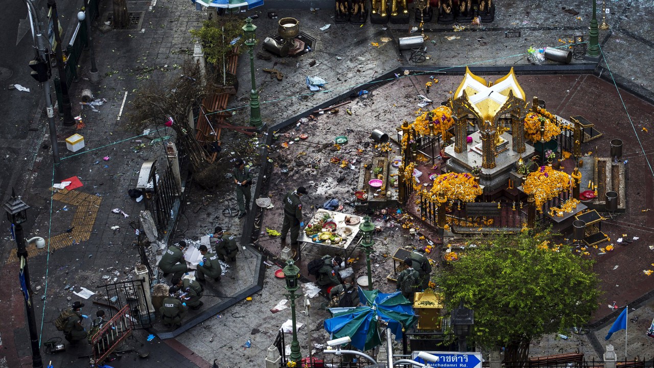 Especialistas investigam o local da explosão do santuário hindu de Erawan no centro de Bangcoc, na Tailândia - 18/08/2015