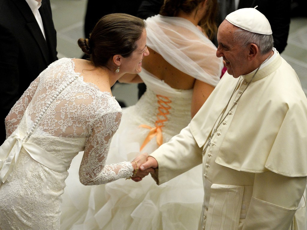 O papa Francisco cumprimenta uma noiva recém-casada durante sua audiência semanal, no Vaticano, nesta quarta-feira (19)