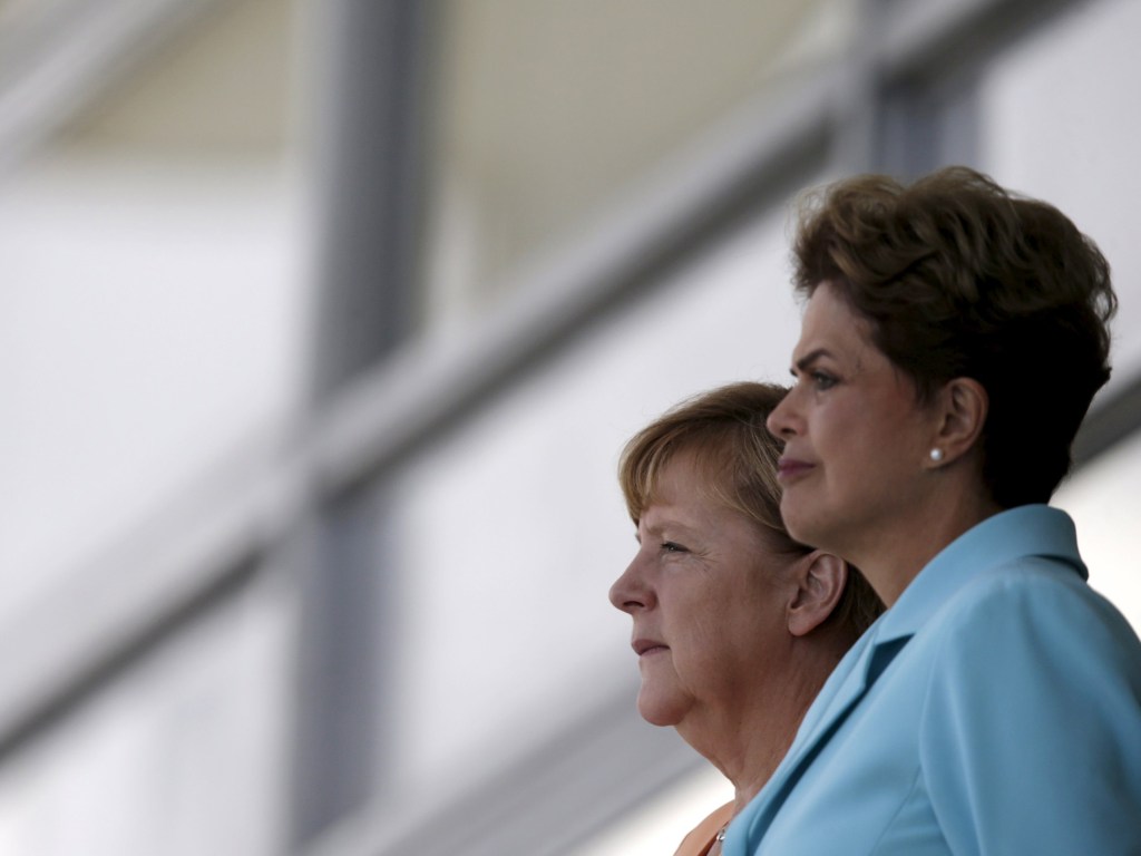 A presidente Dilma Rousseff e a chanceler alemã Angela Merkel em encontro em frente ao Palácio do Planalto, em Brasília -20/08/2015