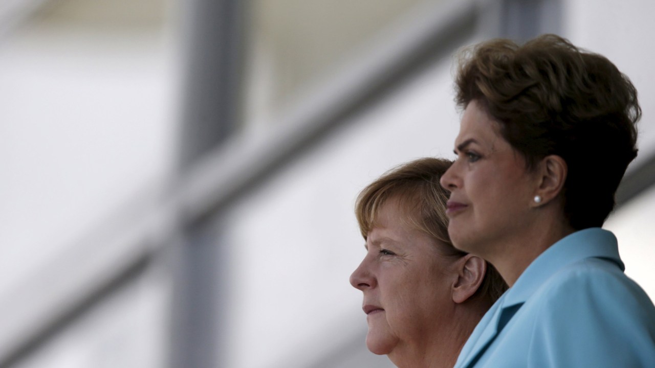 A presidente Dilma Rousseff e a chanceler alemã Angela Merkel em encontro em frente ao Palácio do Planalto, em Brasília -20/08/2015