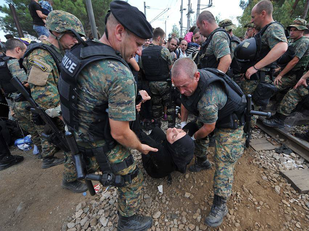 Milhares de refugiados, em maioria sírios que fogem da guerra civil, atravessam a Macedónia e Sérvia rumo à União Europeia. A polícia macedónia decidiu abrir as fronteiras no sábado à noite, após os refugiados terem tentado forçar as barreiras fronteiriça - 24/08/2015