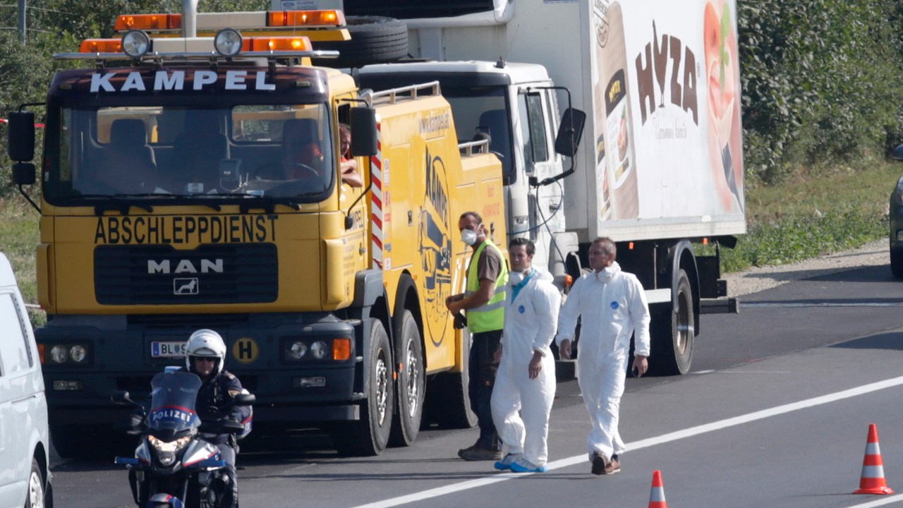 Polícia forense isola caminhão onde cerca de 50 imigrantes foram encontrados mortos, no leste da Áustria, próximo à fronteira com a Hungria. As autoridades locais acreditam que as mortes ocorreram por sufocamento - 27/08/2015