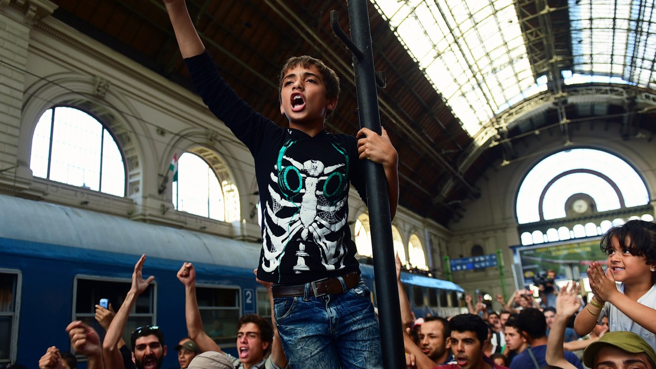 Imigrantes protestam na estação ferroviária de Budapeste, na Hungria, após a polícia local solicitar a evacuação dos trens que partiriam para a Áustria e a Alemanha - 01/09/2015