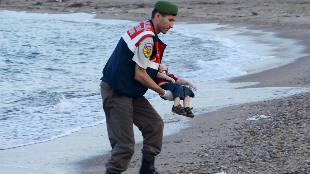 A foto de um policial turco carregando uma criança morta por afogamento em uma praia de um dos principais destinos turísticos da Turquia chocou o mundo nesta quarta-feira (02). A criança era um dos 12 refugiados sírios que morreram afogados tentando chegar à ilha grega de Kos.