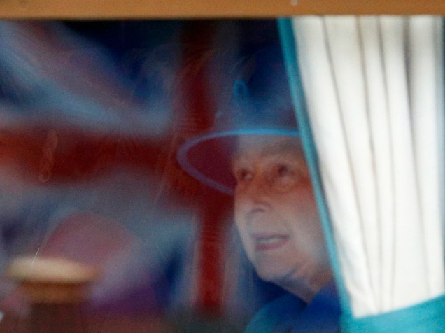 A Rainha Elizabeth II senta a bordo de um trem na estação de Waverley, em Edimburgo. A rainha chegou ao trono aos 25 anos e hoje se torna a monarca de reinado mais longo no trono britânico - 09/09/2015