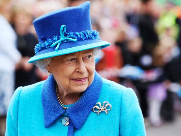 A Rainha Elizabeth II na estação Waverley, em Edimburgo. A rainha chegou ao trono aos 25 anos e hoje se torna a monarca de reinado mais longo no trono britânico - 09/09/2015