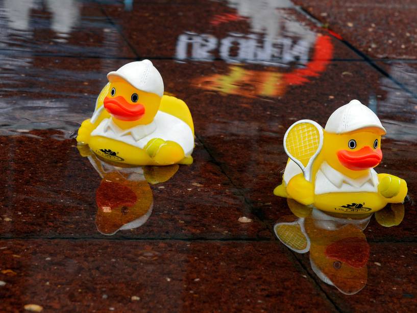 Patos de borracha flutuam em uma poça de chuva  no décimo primeiro dia do US Open 2015